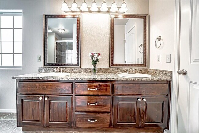Building Photo - Spacious 4BR home in Bentonville with solar panels & Tesla EV charger!
