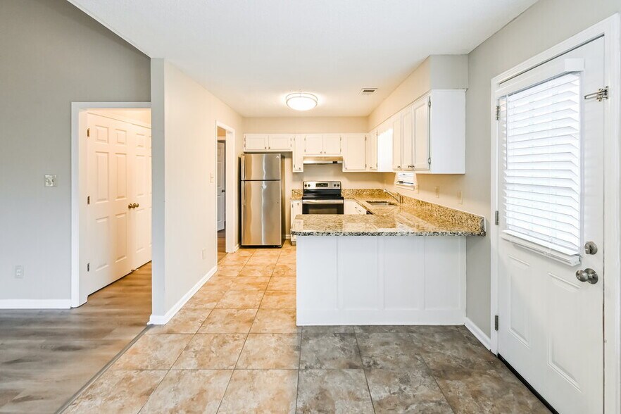 Building Photo - 2811 Maryland Cir E