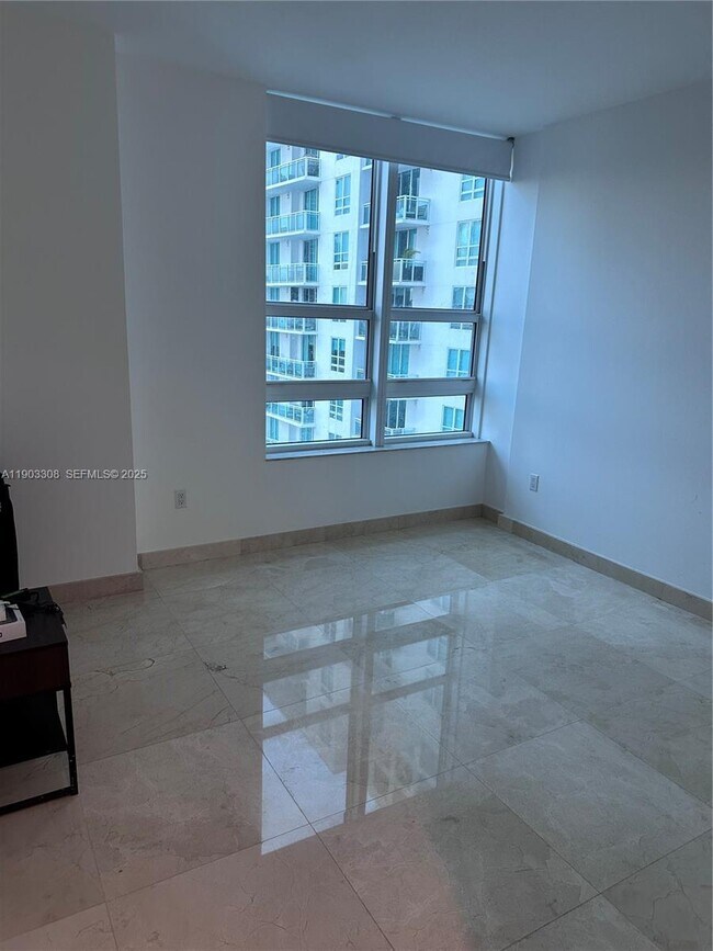 Building Photo - 950 Brickell Bay Dr
