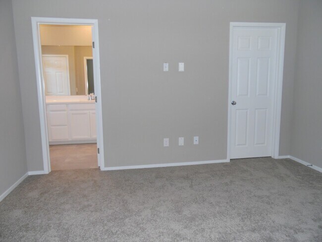 Building Photo - Mountains Edge Townhome