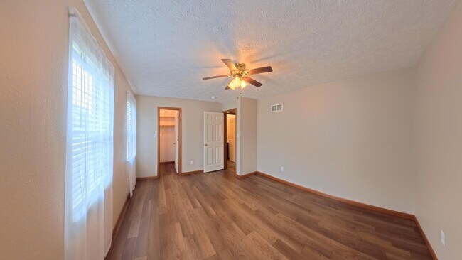 Building Photo - 304 Erin Dr