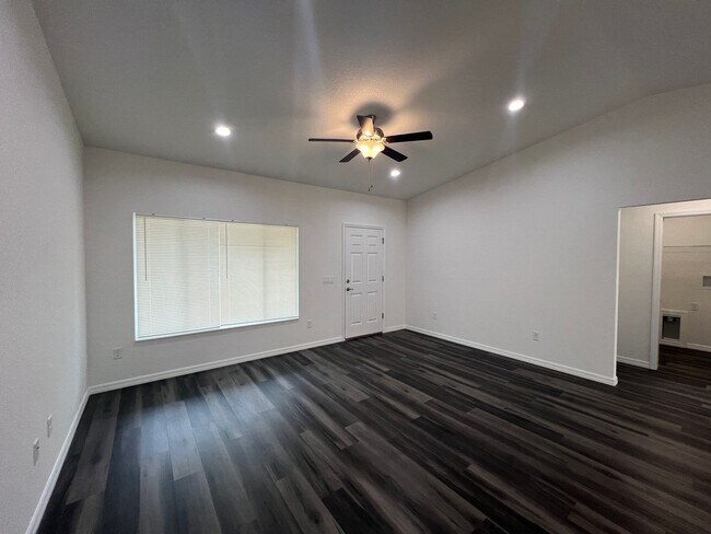 Building Photo - Beautifl Bedroom / 2 Bath Home in Ocklawaha!