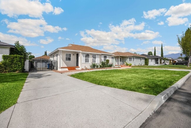 Building Photo - 3 Bed / 2 Bath Home with 2 Car Garage