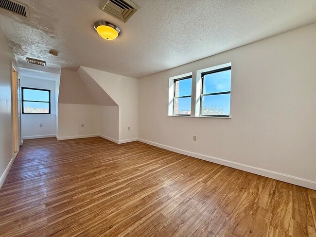 Building Photo - 6 S Washington St