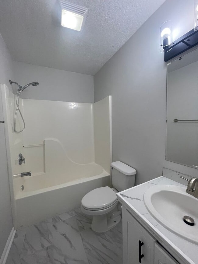 Building Photo - 202 Leeswood Cir