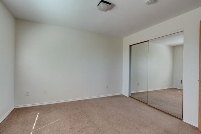 Building Photo - 3 bed 2 bath Condo in Town