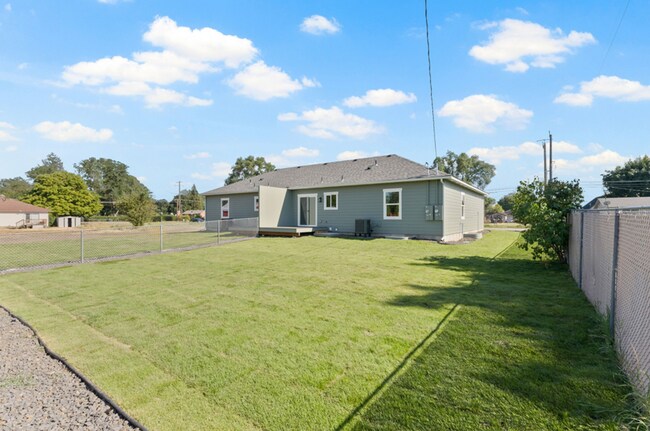 Building Photo - Newly Built 4 Bedroom Duplex With Yard