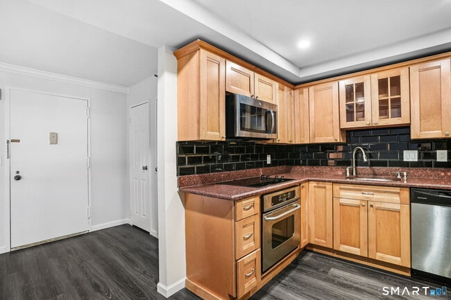 Building Photo - 143 Hoyt St