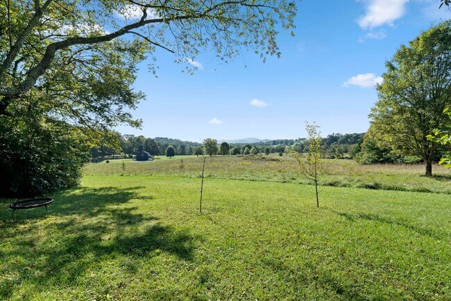 Building Photo - Spacious Updated Ranch