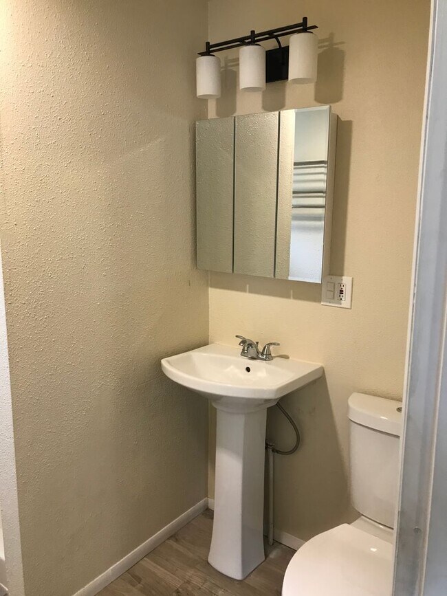 Building Photo - [HUD 1087] 2 Bedroom 2 Bathroom w/ Large Back Yard