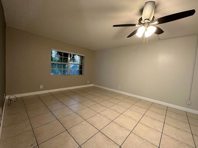 Building Photo - 555 SE 8th St