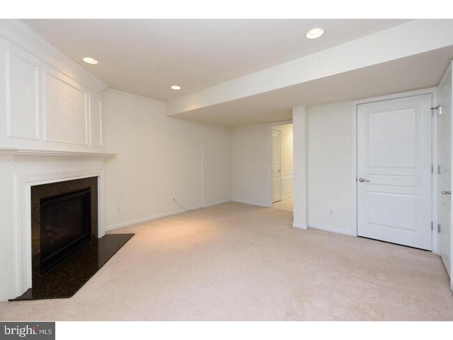 Building Photo - 256 Hudson Dr