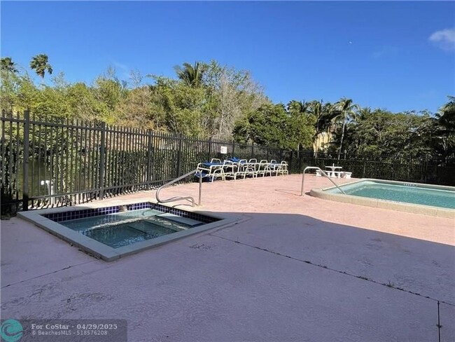 Building Photo - 711 N Pine Island Rd