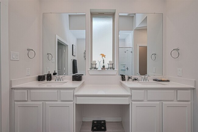 Building Photo - 4910 Tan Briar Dr