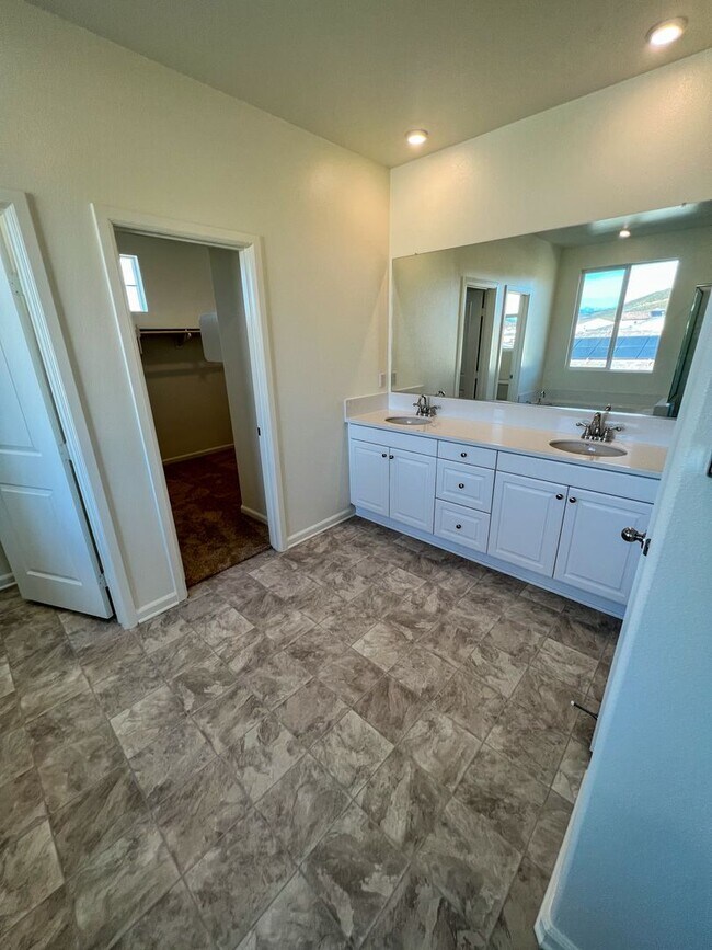 Building Photo - 5 Bedroom home with FULL MOTHER IN LAW SUI...