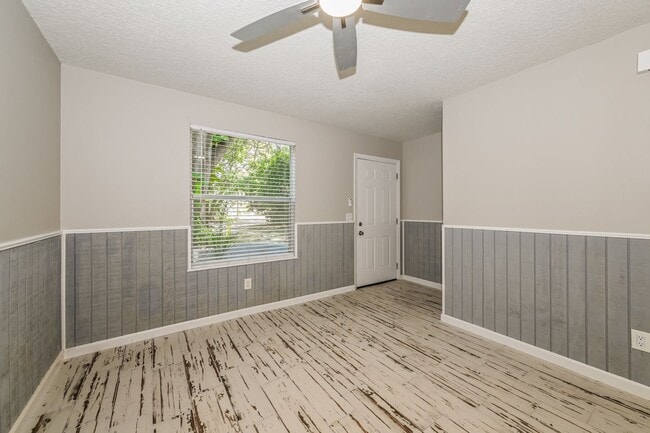 Building Photo - Neptune Beach Townhouse - On Huge Lot in Q...