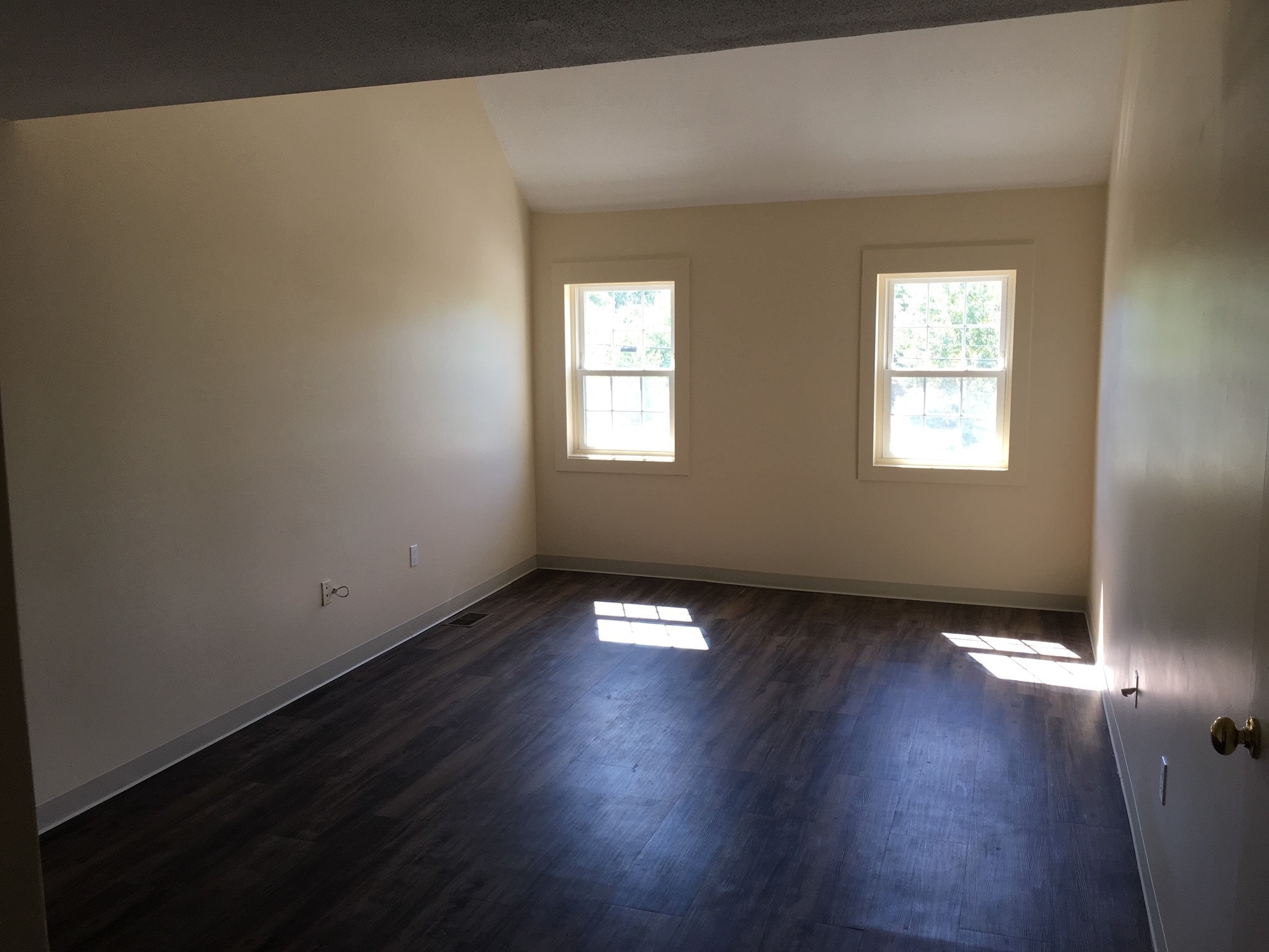 Large Bedroom - 255 Stevens St
