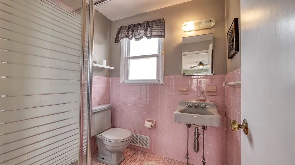 Building Photo - 108 S Newark Ave