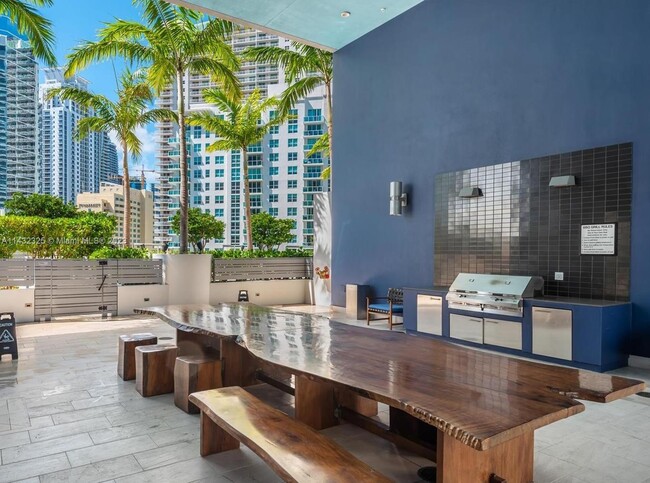 Building Photo - 1300 Brickell Bay Dr