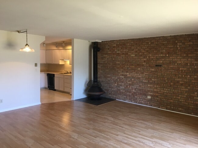 Building Photo - Large 2 Bdrm/2 Bath Condo 1 mile from Lake...
