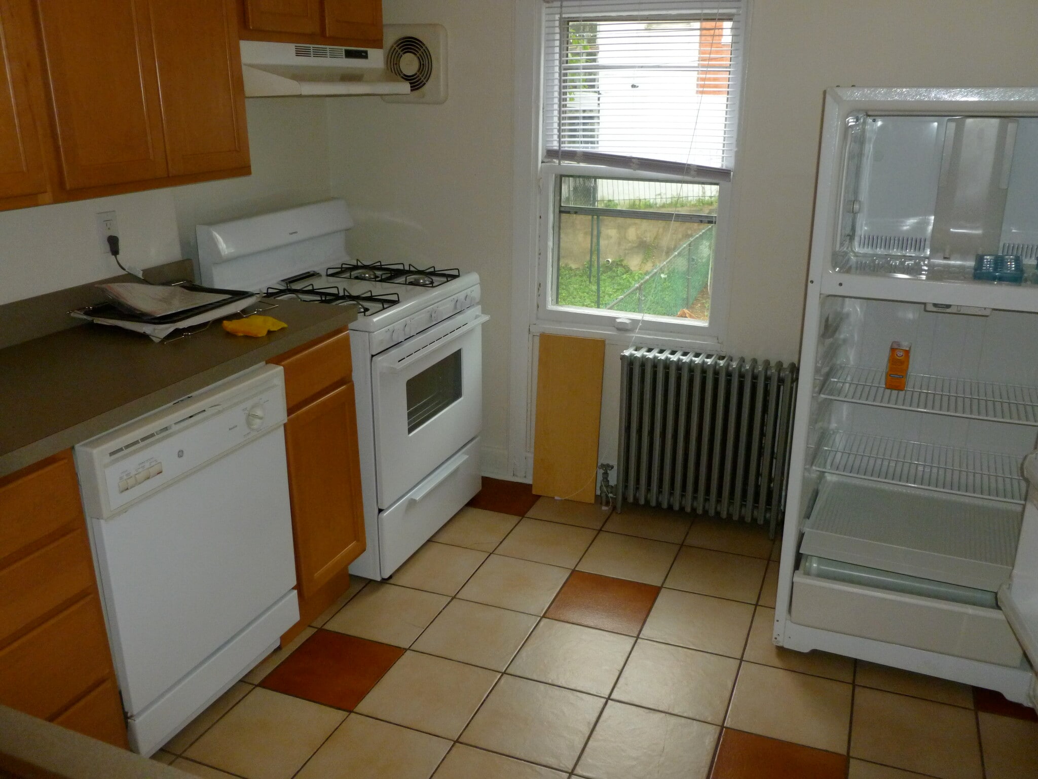 kitchen with dishwasher - 135 Dawson St