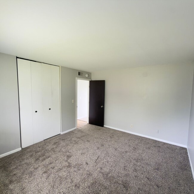 Building Photo - 2 Bedroom Upper Duplex in Breton Village!