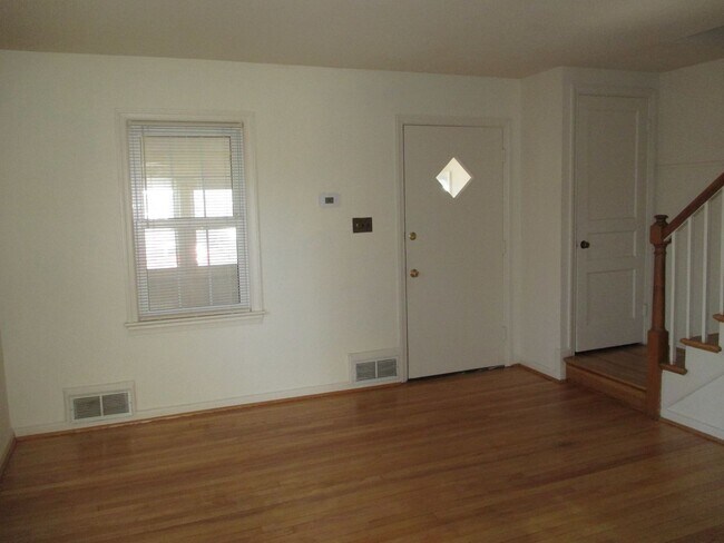 Building Photo - Semi-Deteched Near Hunington Metro!!