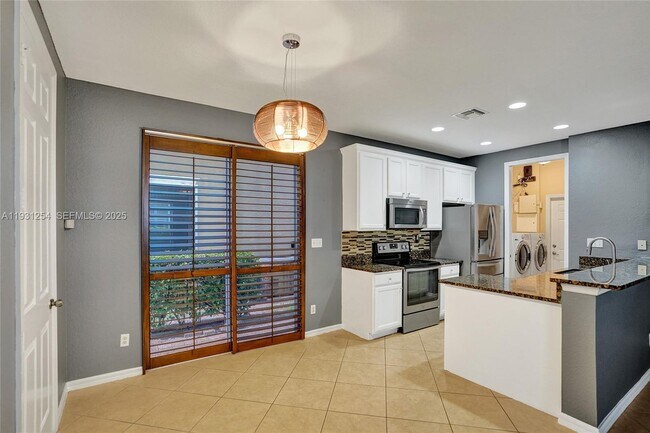 Building Photo - 2057 SE Avon Park Dr