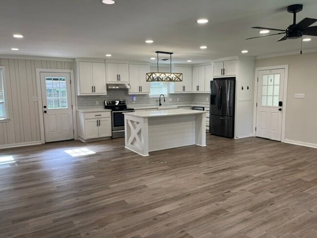 Building Photo - 375 Sherwood Forest Blvd