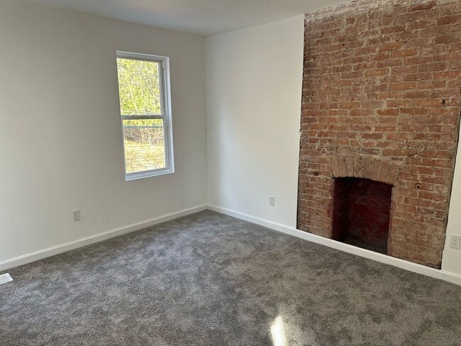 Building Photo - 3 br, 2.5 bath House - 417 E Burgess