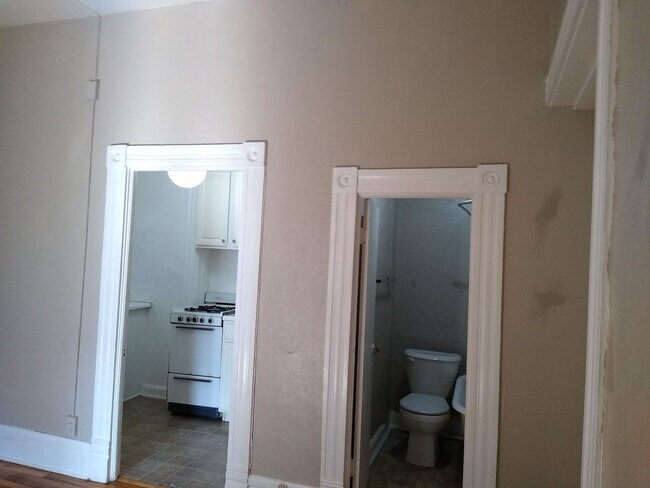 Building Photo - Charming Cap Hill 1 Bedroom w/ Claw Foot Tub