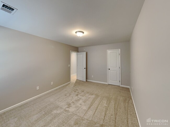 Building Photo - 453 Denman Loop