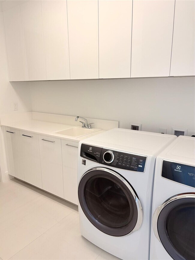 Building Photo - 151 N Seabreeze Blvd