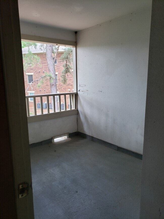Building Photo - West Raleigh. Perfect for Roommates. Walk to NCSU! On Wolfline.