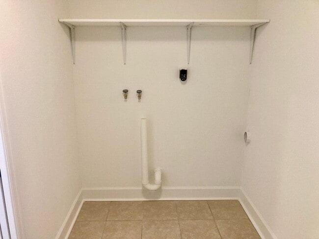 Building Photo - 2 bedroom, 2 bath condo ready to go!