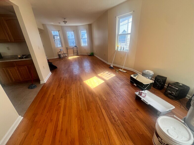 Living/dinning room very spacious - 895 S 18th St