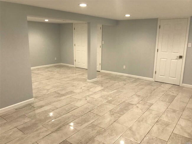 Building Photo - 158 Pollok Pl