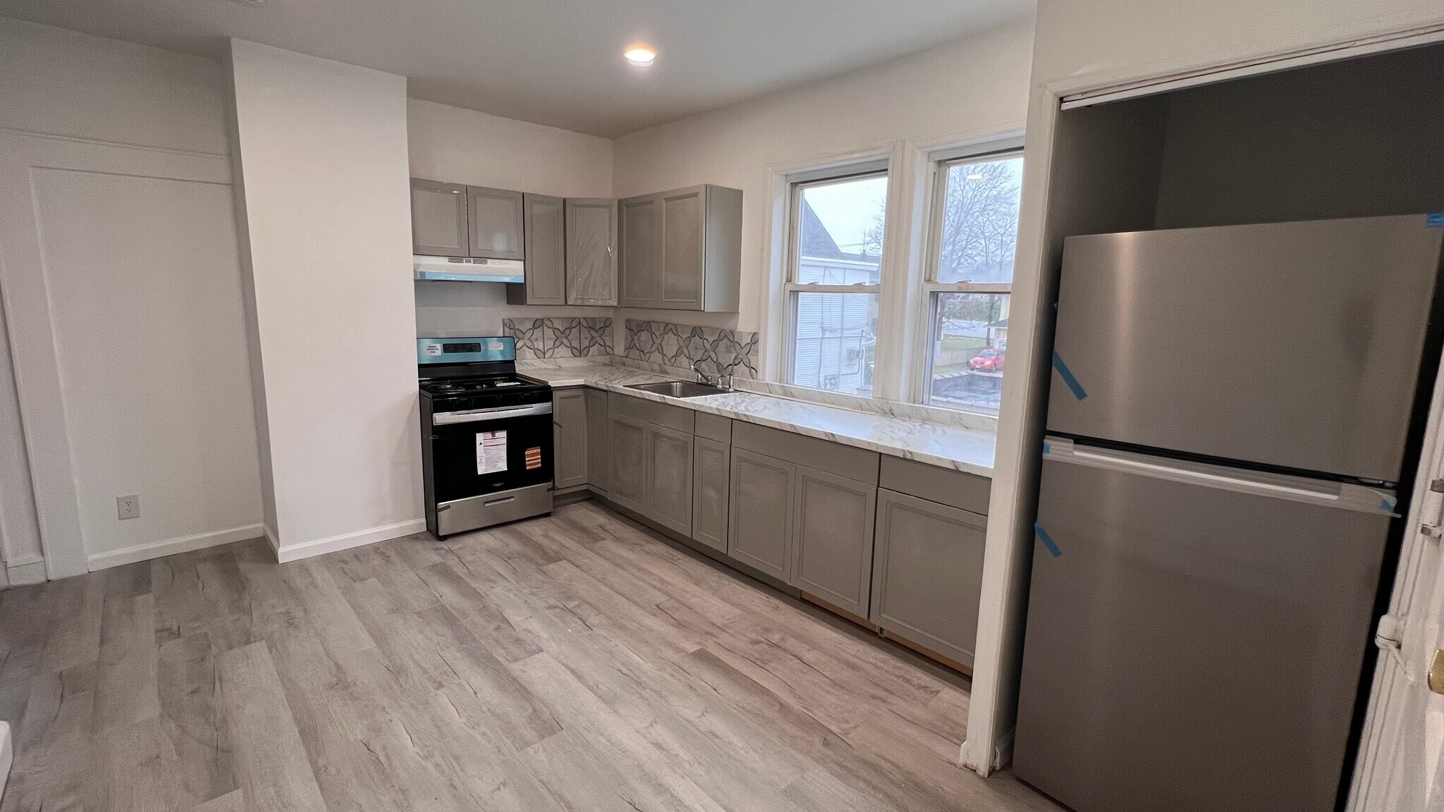 Building Photo - 247 Elm St