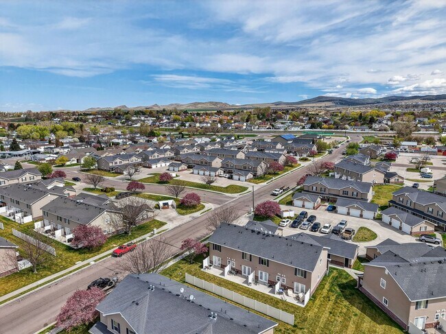 Building Photo - Must-See Apartment in Pheasant Ridge  Pocatello!