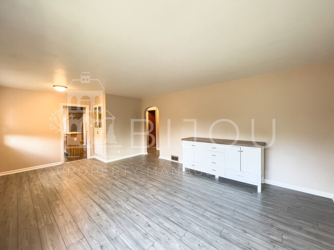 Building Photo - Move In Incentive, $300 off!!