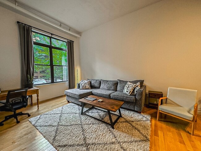 Building Photo - Luxurious 1 Bed 1 Bath Condo In Desired Courthouse Community - Water Included in Rent!