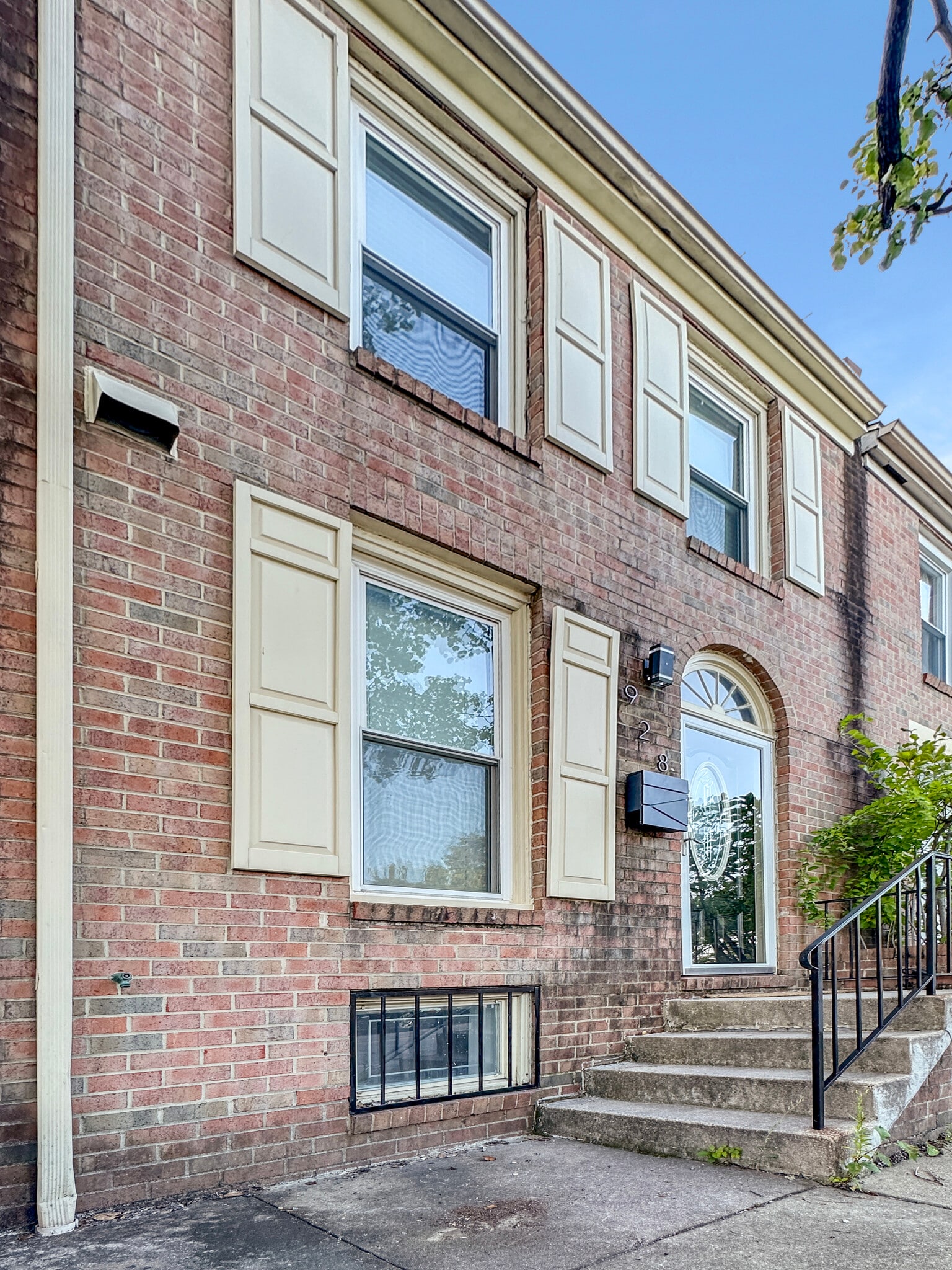 Building Photo - 928 S Paca St