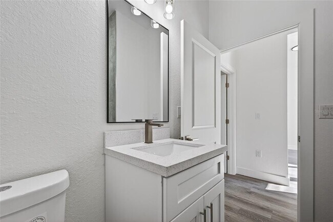 Building Photo - 511 Sweetwater Dr