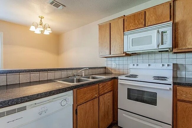 Building Photo - 3 BED / 2 Bath  AVAILABLE END OF JANUARY