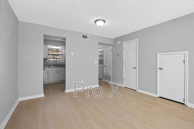 Building Photo - 1377 E Sequoyah Ct