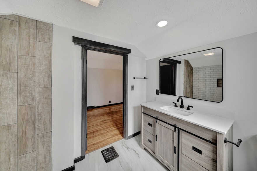 Building Photo - 2429 S 13th St