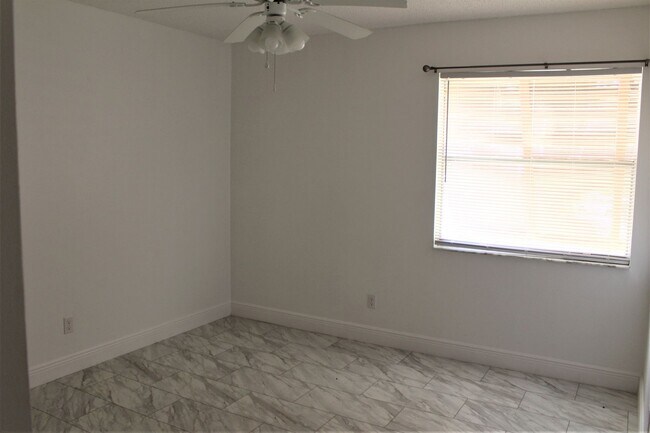 Building Photo - 2 Bedroom, 2 Bath in Deltona!
