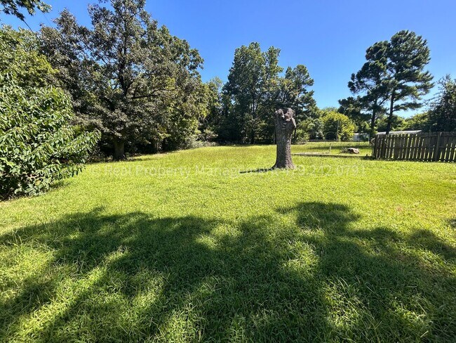 Building Photo - Arkoma Cutie! 2 Bed 1 Bath on giant corner...