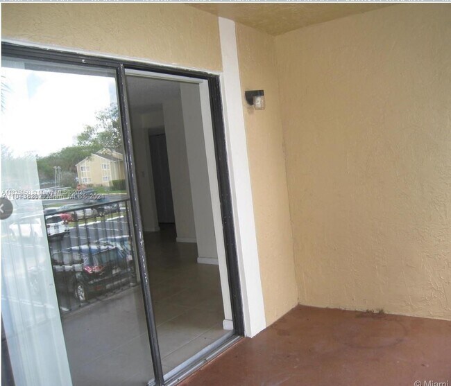 Building Photo - 250 Palm Cir W