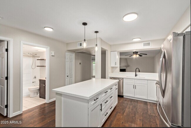 Building Photo - 1424 N Dorsey Ln